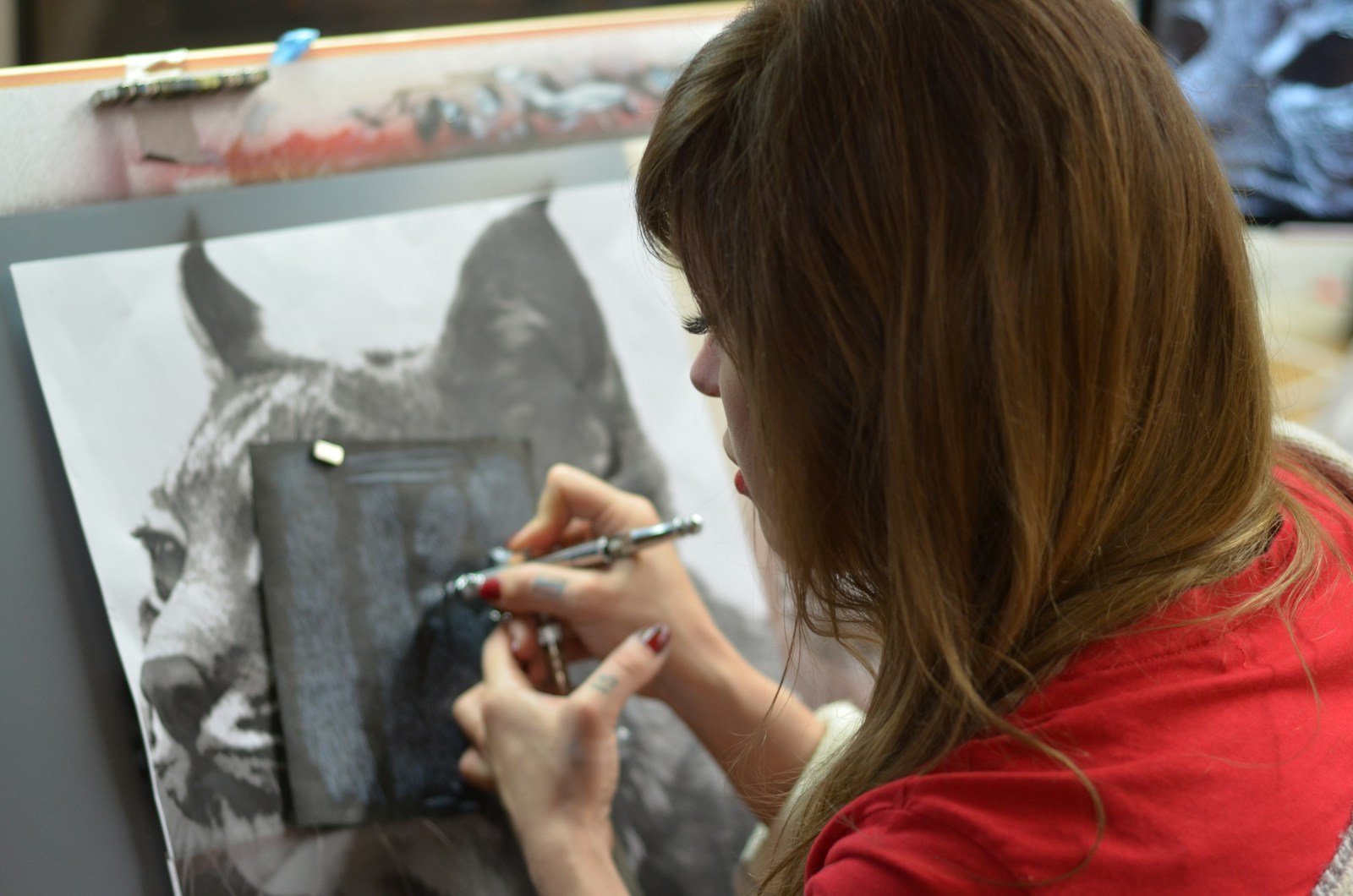 Gemma trabajando en sus cuadros artesanales en el estudio.