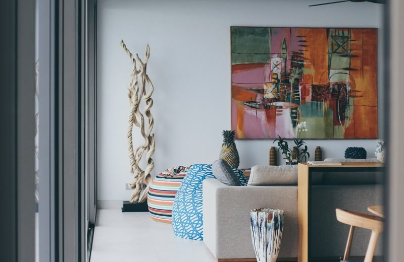 cuadros artesanales de Gemma decorando un espacio moderno.
