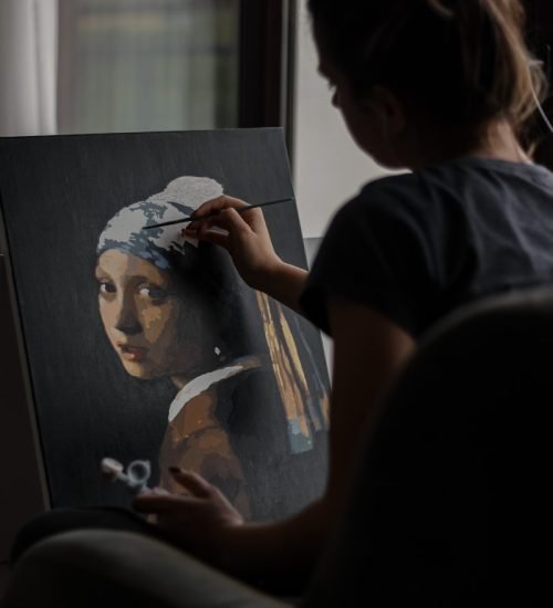 Artista trabajando en cuadros artesanales de retratos personalizados.