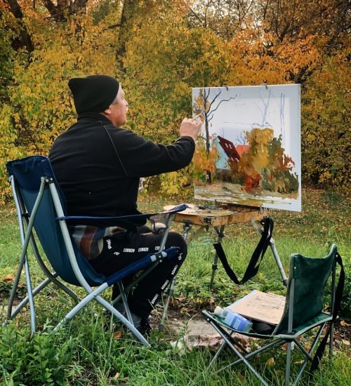 cuadros artesanales de paisajes naturales decorando un salón luminoso.