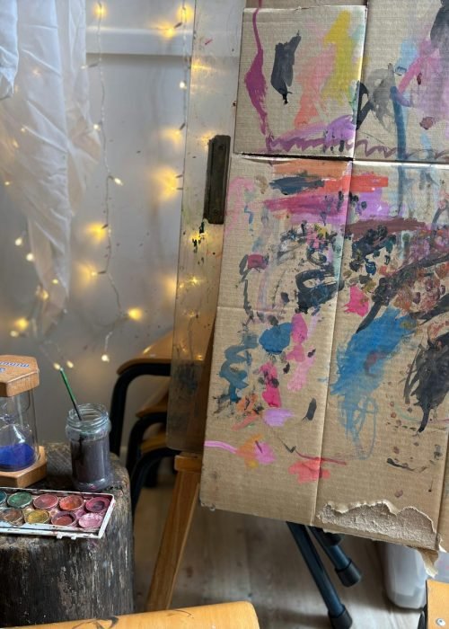 Rincón del estudio Gemmelart con cuadros artesanales terminados y lienzos en proceso.